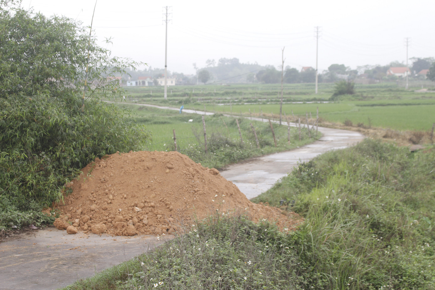 Quảng Ninh lên tiếng vụ đổ đất, cẩu bê tông chặn đường kiểm soát dịch ảnh 6