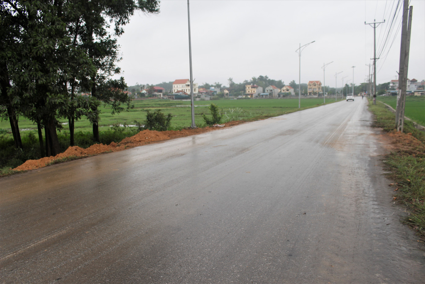 Quảng Ninh lên tiếng vụ đổ đất, cẩu bê tông chặn đường kiểm soát dịch ảnh 12