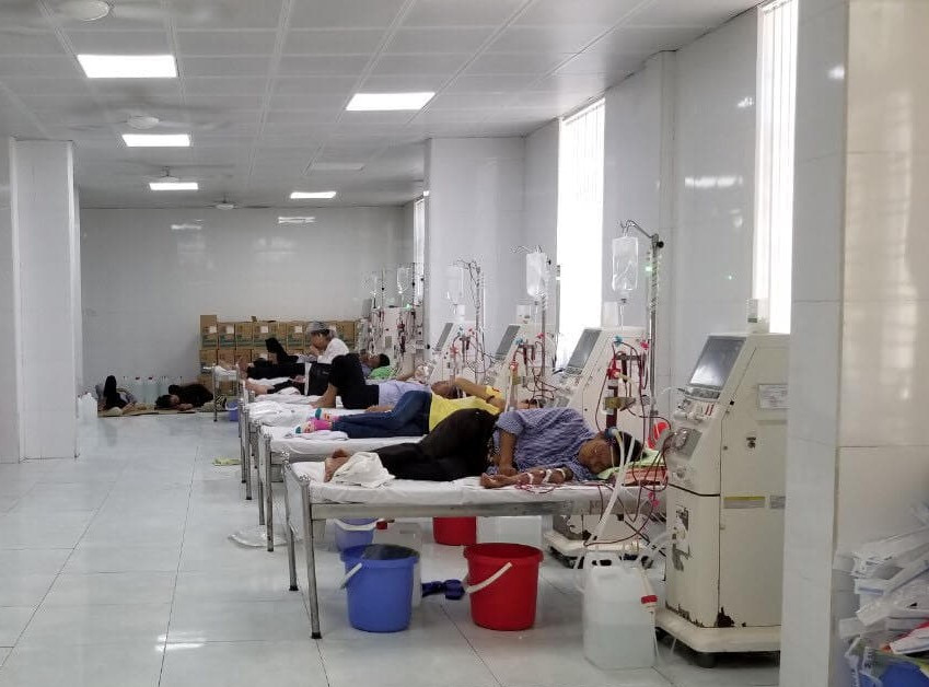 Bệnh nhân hoang mang khi máy chạy thận của bệnh viện liên tục trục trặc ảnh 2