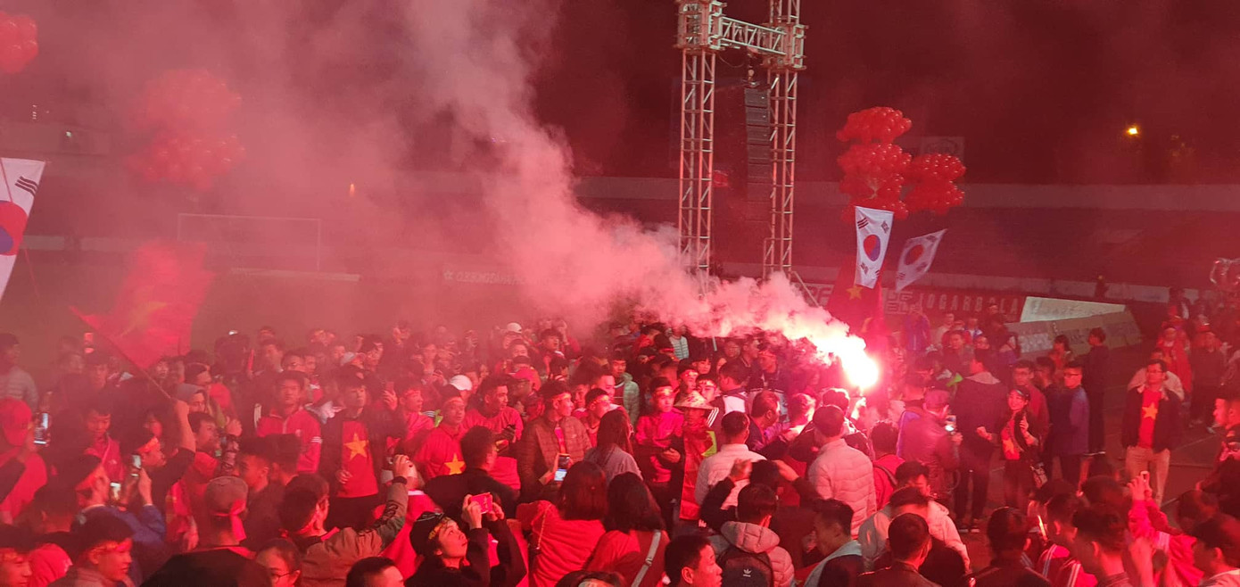 Pháo sáng xuất hiện ở Lạch Tray sau bàn thắng của Văn Hậu ảnh 6