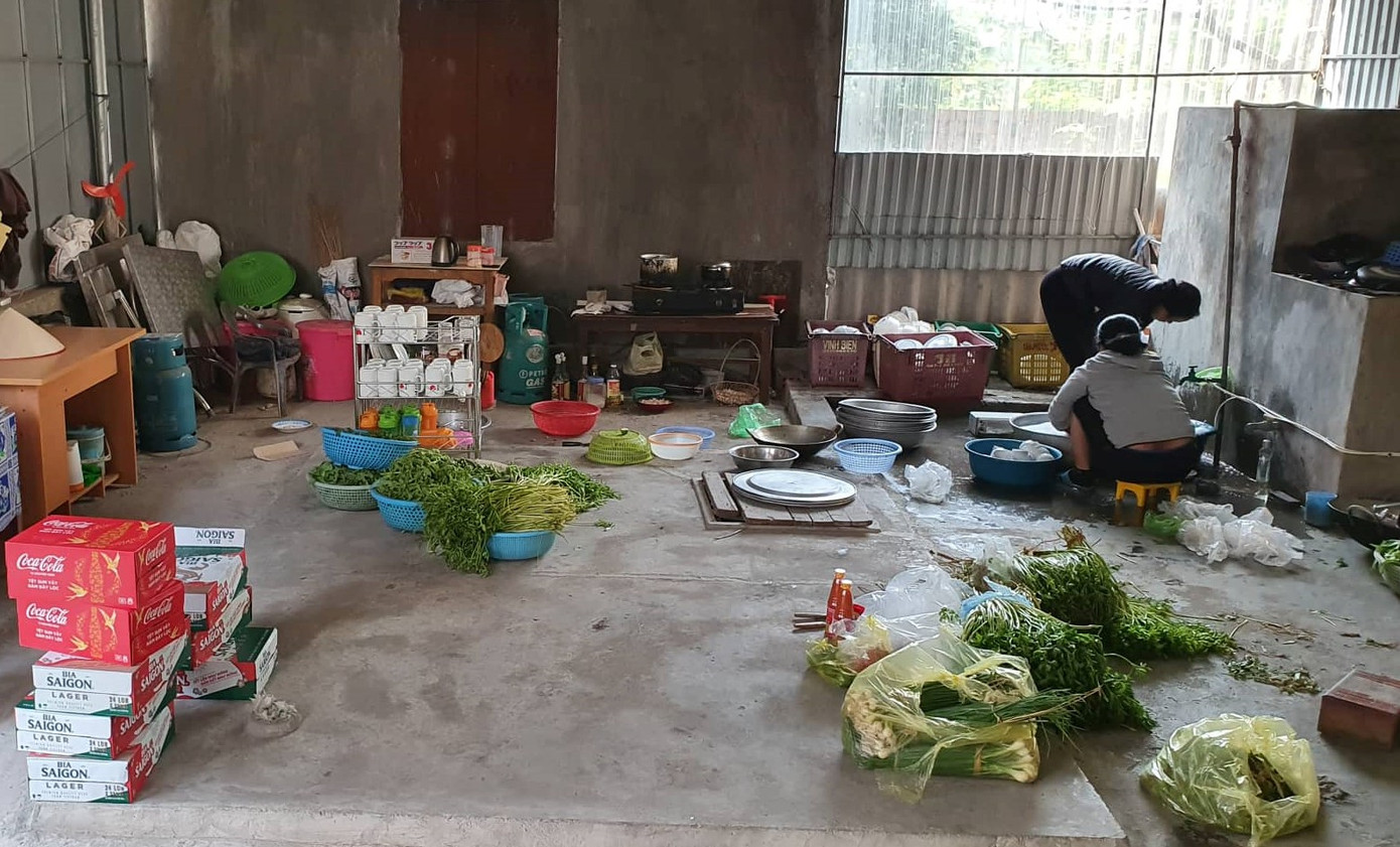 Gia đình thủ môn Văn Toản làm 60 mâm cỗ mời hàng xóm cổ vũ trận chung kết ảnh 7