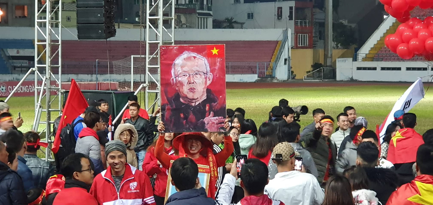 Pháo sáng xuất hiện ở Lạch Tray sau bàn thắng của Văn Hậu ảnh 2