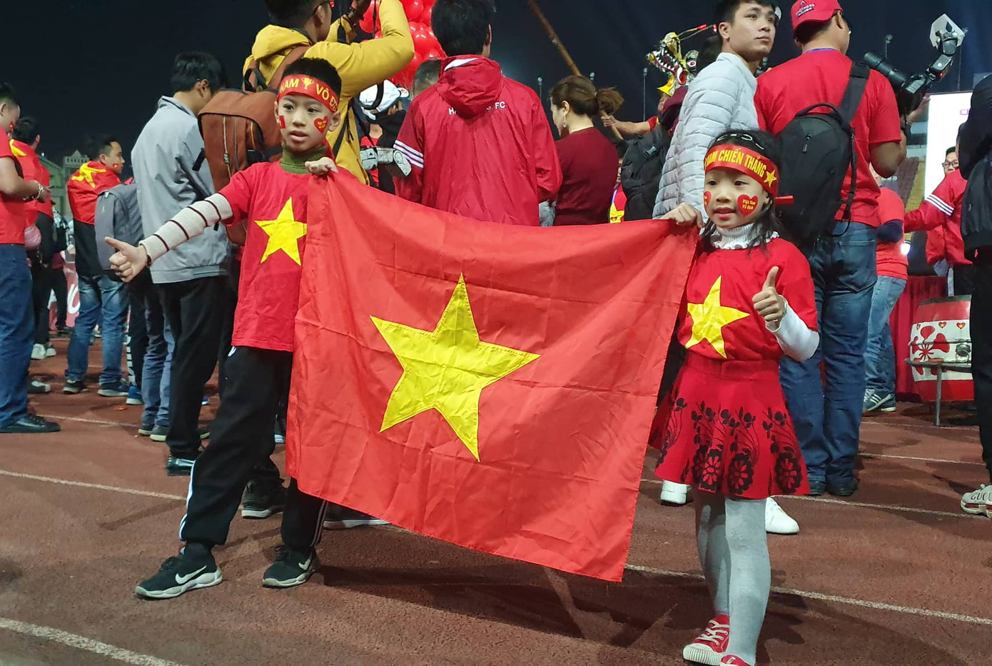 Pháo sáng xuất hiện ở Lạch Tray sau bàn thắng của Văn Hậu ảnh 3