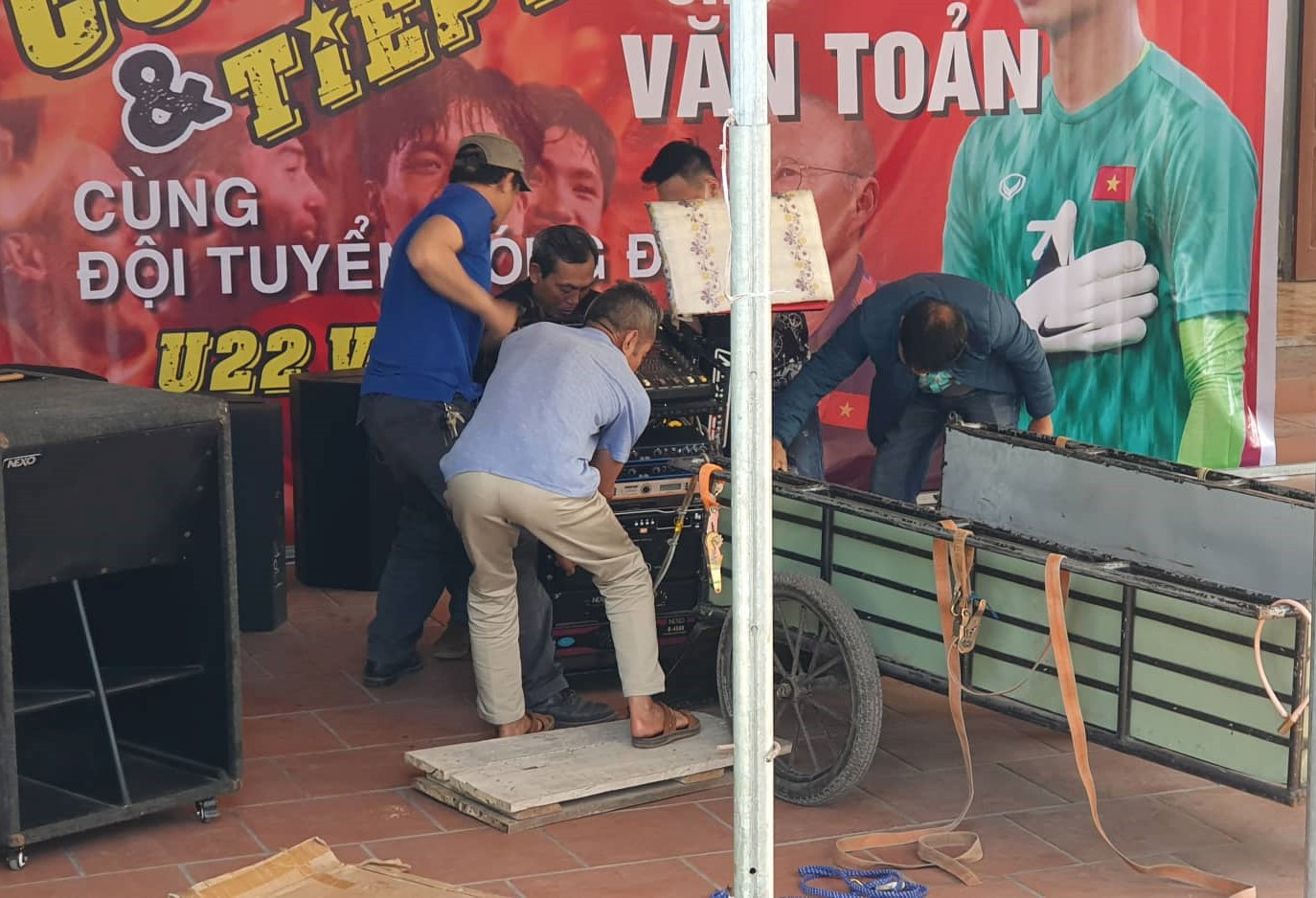 Gia đình thủ môn Văn Toản làm 60 mâm cỗ mời hàng xóm cổ vũ trận chung kết ảnh 5