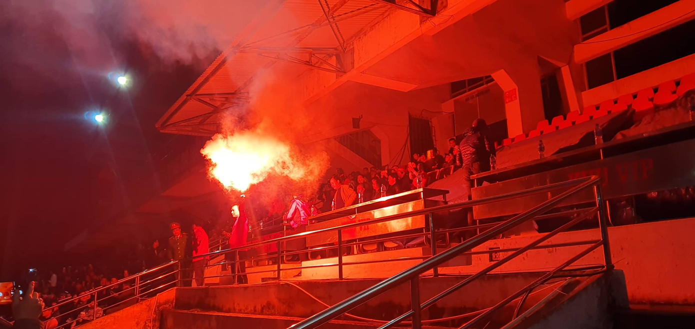 Pháo sáng xuất hiện ở Lạch Tray sau bàn thắng của Văn Hậu ảnh 5