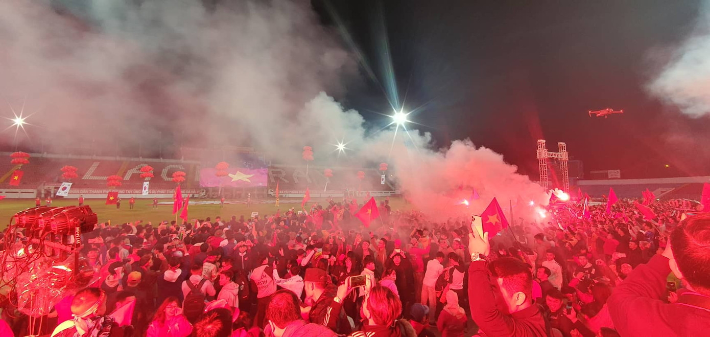 Pháo sáng xuất hiện ở Lạch Tray sau bàn thắng của Văn Hậu ảnh 7