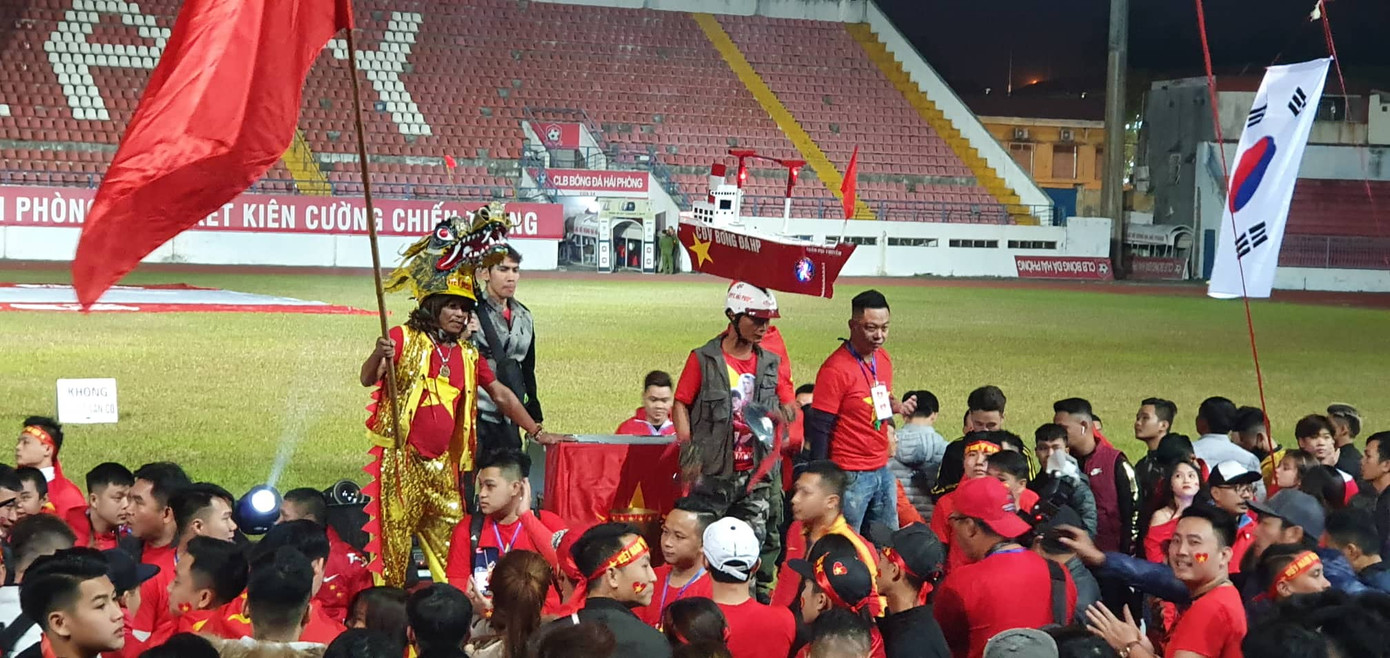 Pháo sáng xuất hiện ở Lạch Tray sau bàn thắng của Văn Hậu ảnh 4