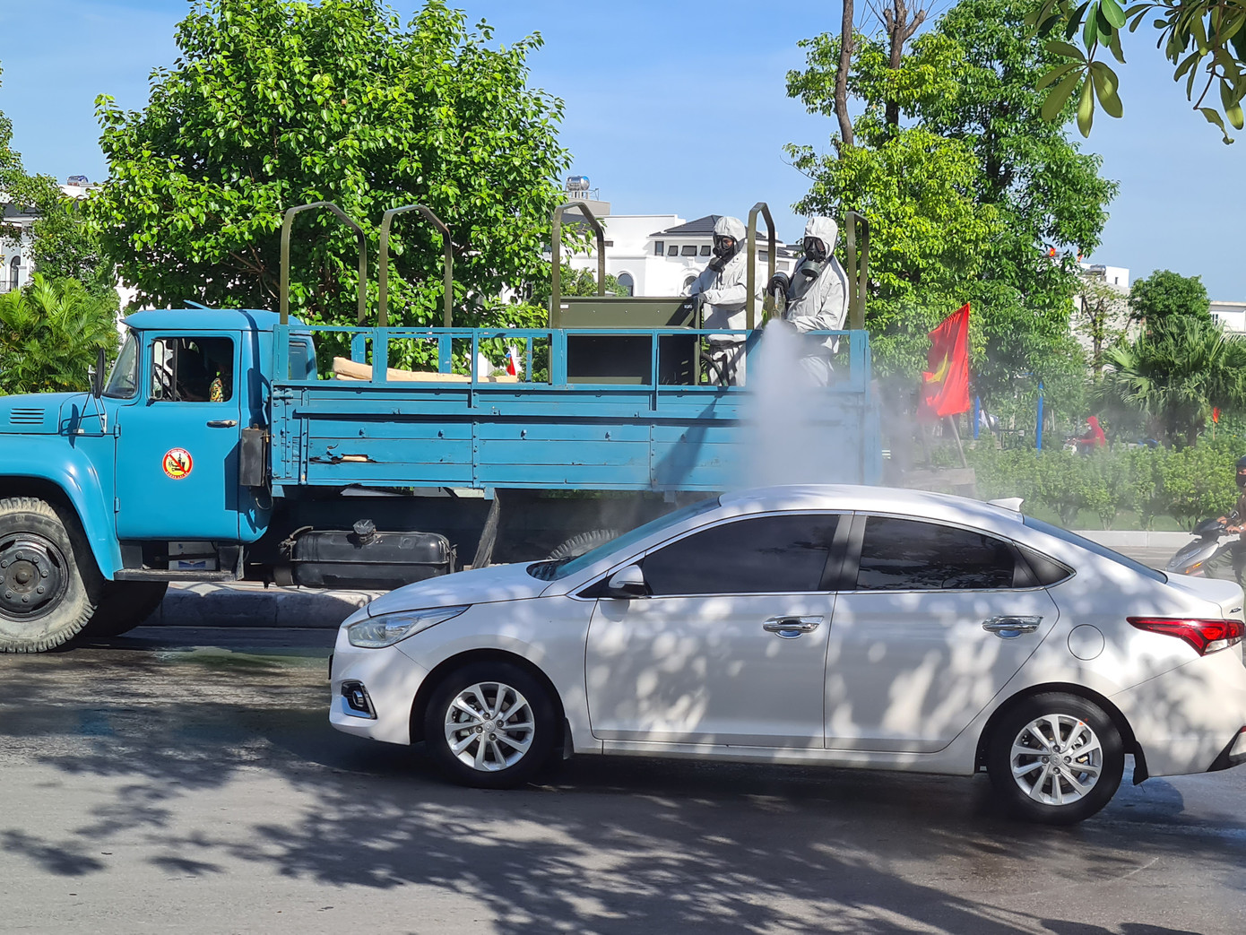 Cận cảnh quy trình quân đội phun khử trùng các tuyến phố Hải Phòng ảnh 10