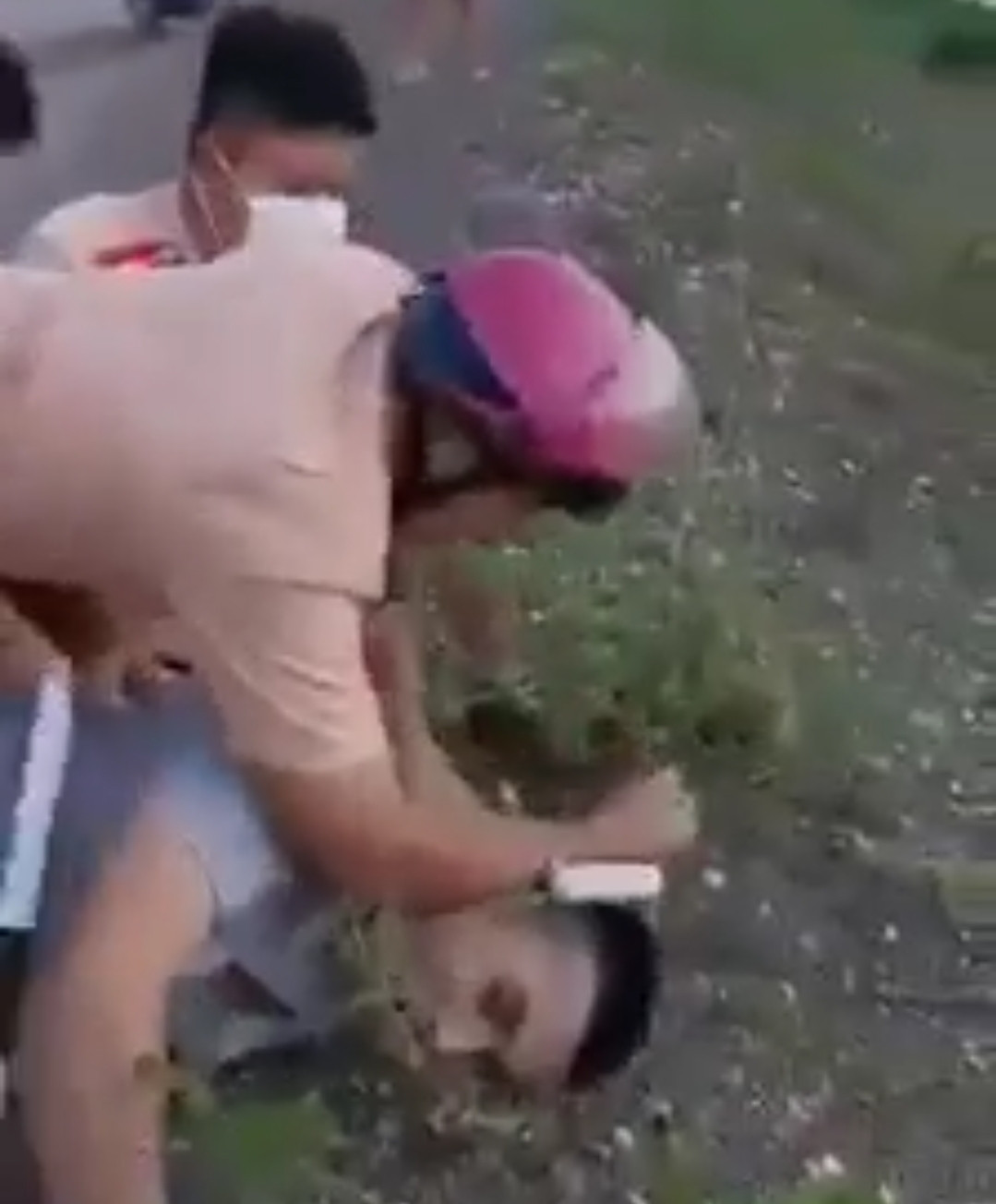 Xác minh hình ảnh CSGT ghì cổ, đấm liên tiếp vào mặt tài xế ảnh 1