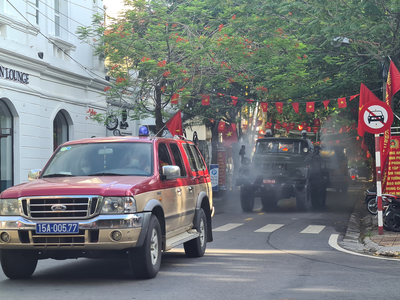 Cận cảnh quy trình quân đội phun khử trùng các tuyến phố Hải Phòng ảnh 8