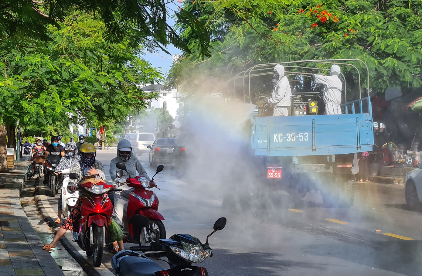 Cận cảnh quy trình quân đội phun khử trùng các tuyến phố Hải Phòng ảnh 12