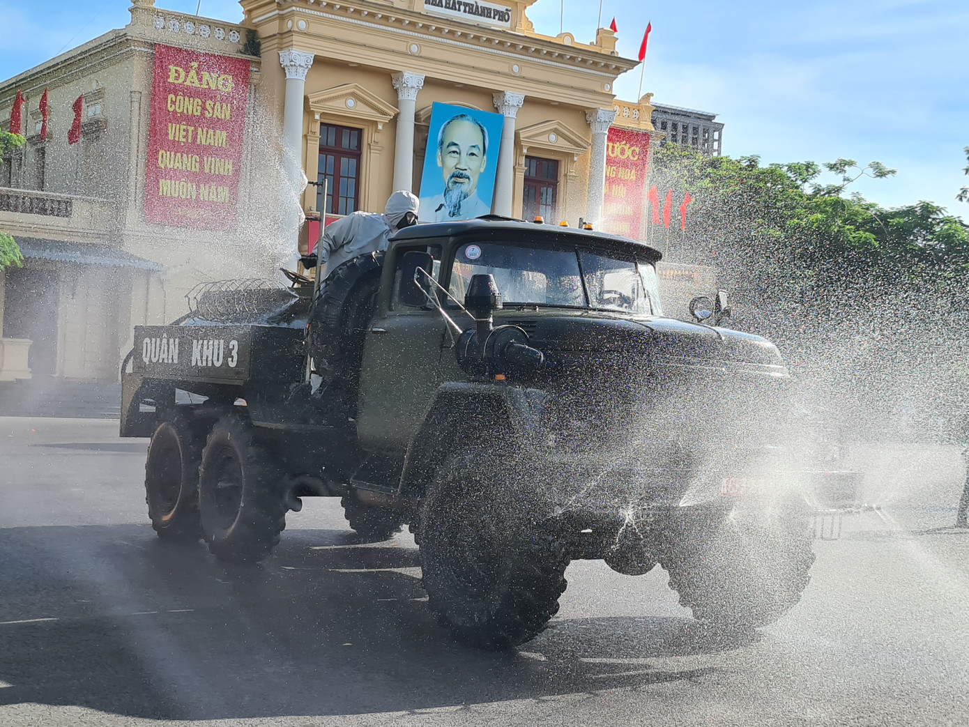 Cận cảnh quy trình quân đội phun khử trùng các tuyến phố Hải Phòng ảnh 9