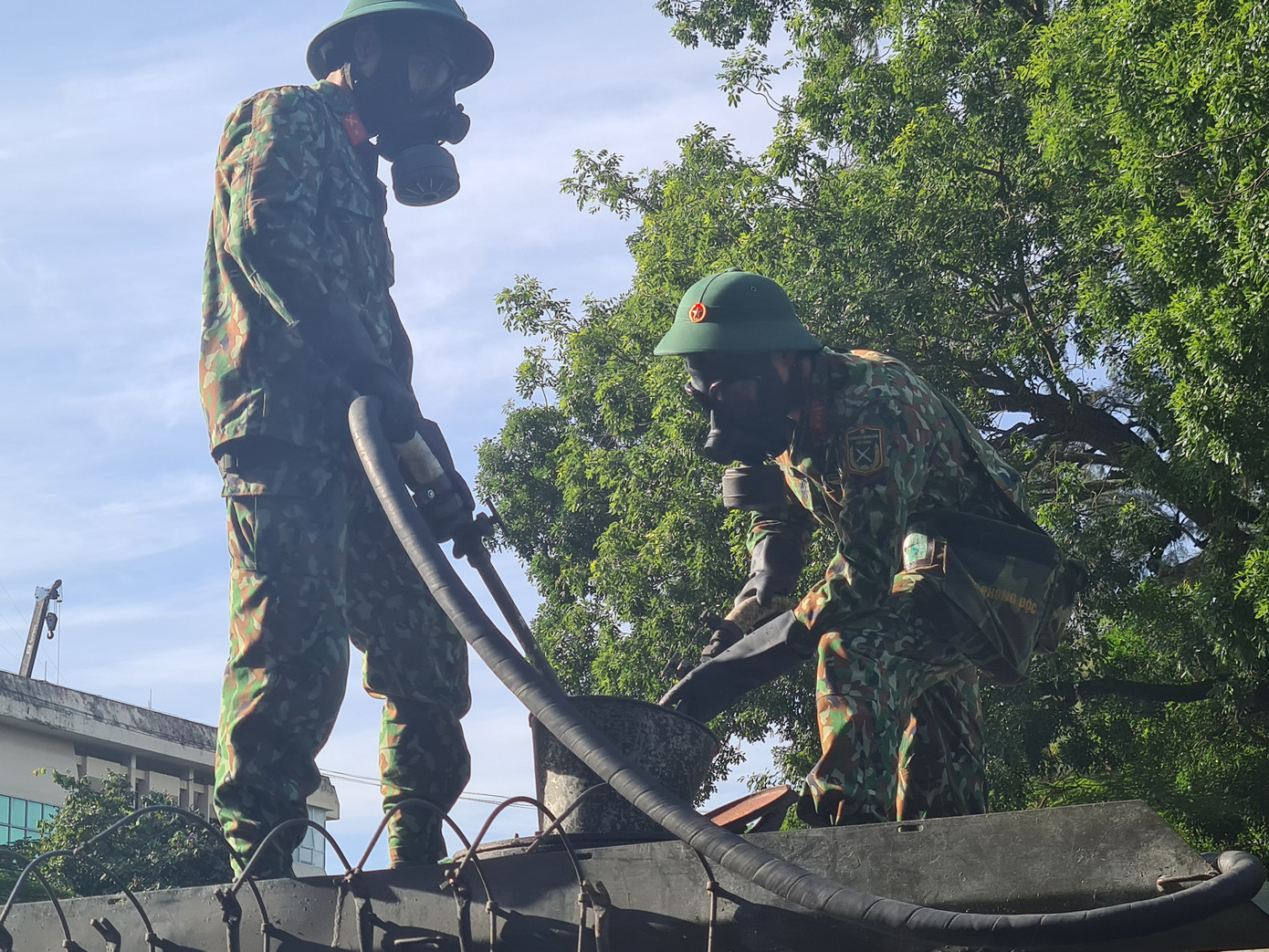 Cận cảnh quy trình quân đội phun khử trùng các tuyến phố Hải Phòng ảnh 3