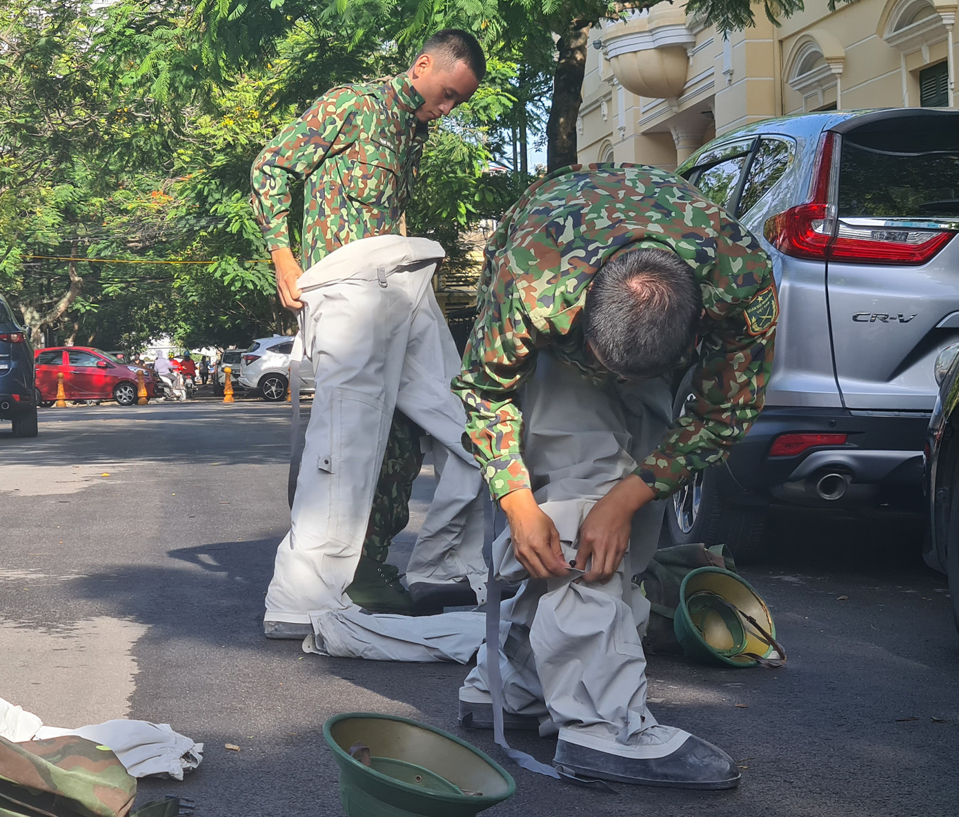 Cận cảnh quy trình quân đội phun khử trùng các tuyến phố Hải Phòng ảnh 5