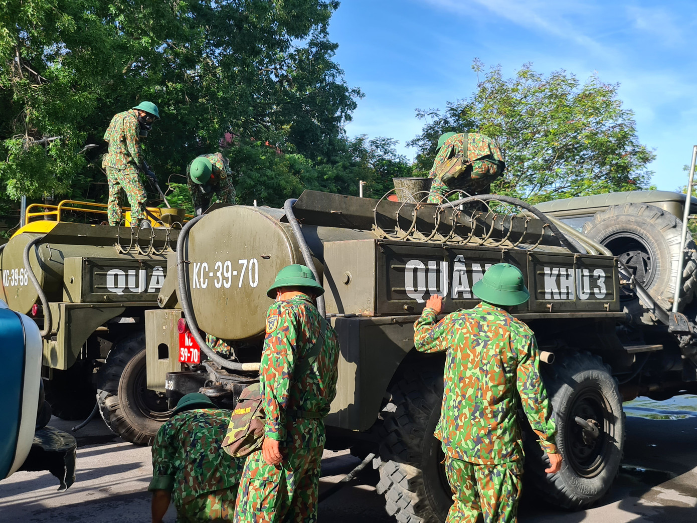 Cận cảnh quy trình quân đội phun khử trùng các tuyến phố Hải Phòng ảnh 2