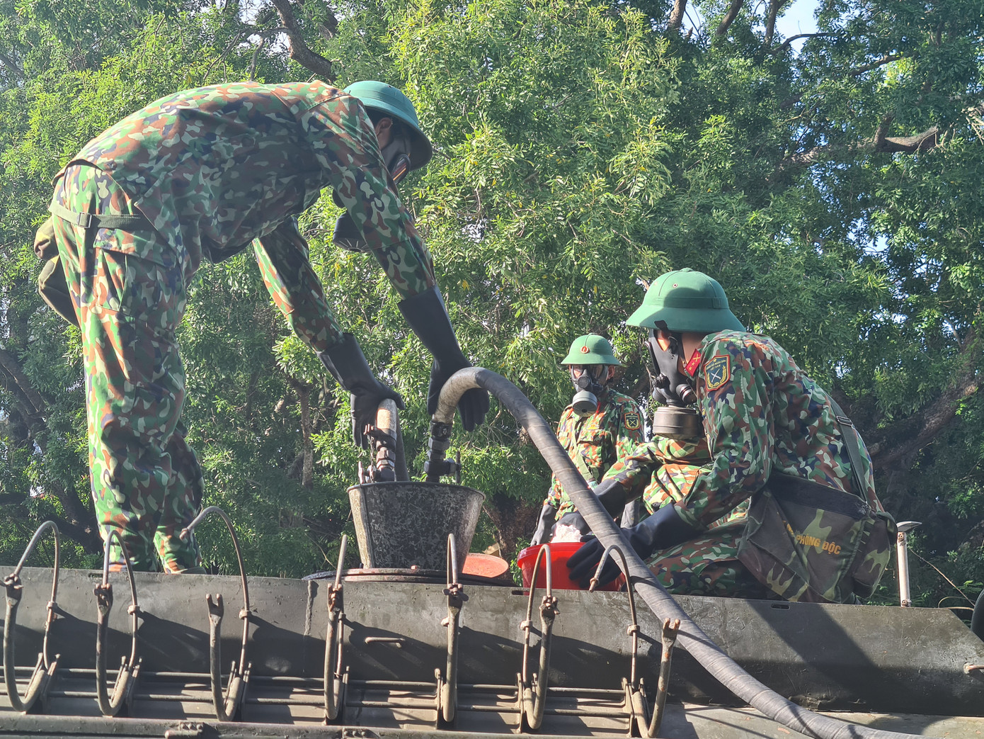 Cận cảnh quy trình quân đội phun khử trùng các tuyến phố Hải Phòng ảnh 4