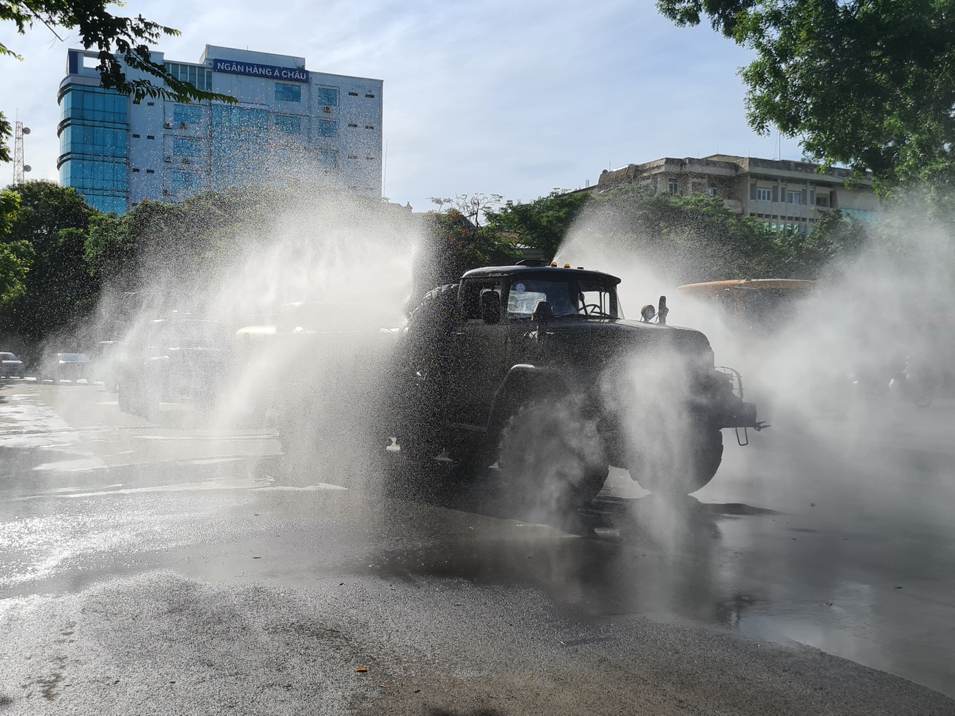 Cận cảnh quy trình quân đội phun khử trùng các tuyến phố Hải Phòng ảnh 7