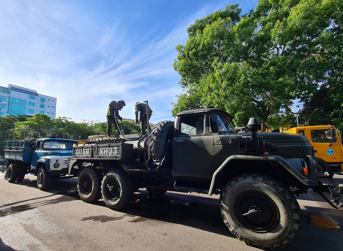 Cận cảnh quy trình quân đội phun khử trùng các tuyến phố Hải Phòng ảnh 1