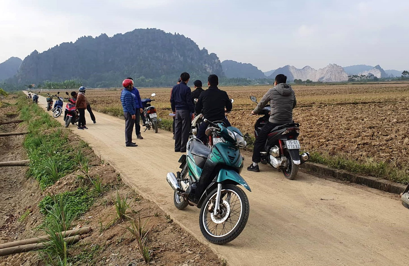 Đổ xô đi xem bãi cọc nghìn năm tuổi liên quan trận Bạch Đằng ở Hải Phòng ảnh 1