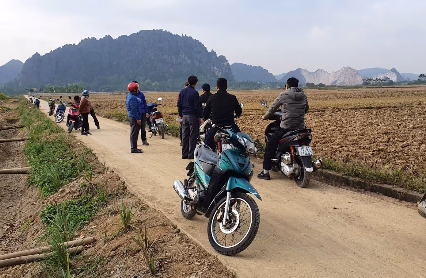 Đổ xô đi xem bãi cọc nghìn năm tuổi liên quan trận Bạch Đằng ở Hải Phòng ảnh 1