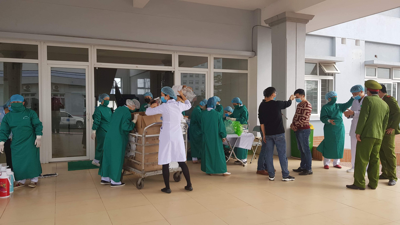 Trực tiếp bên trong bệnh viện cách ly đặc biệt hơn 300 người về từ Trung Quốc ảnh 1