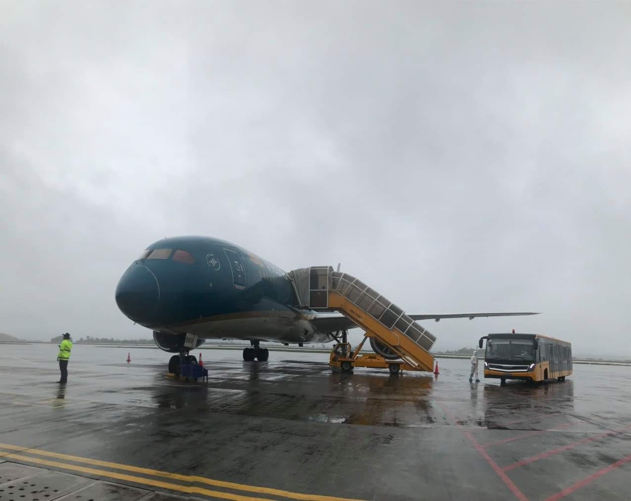 Vân Đồn đón thêm gần 100 người Việt về từ Nhật Bản ảnh 1