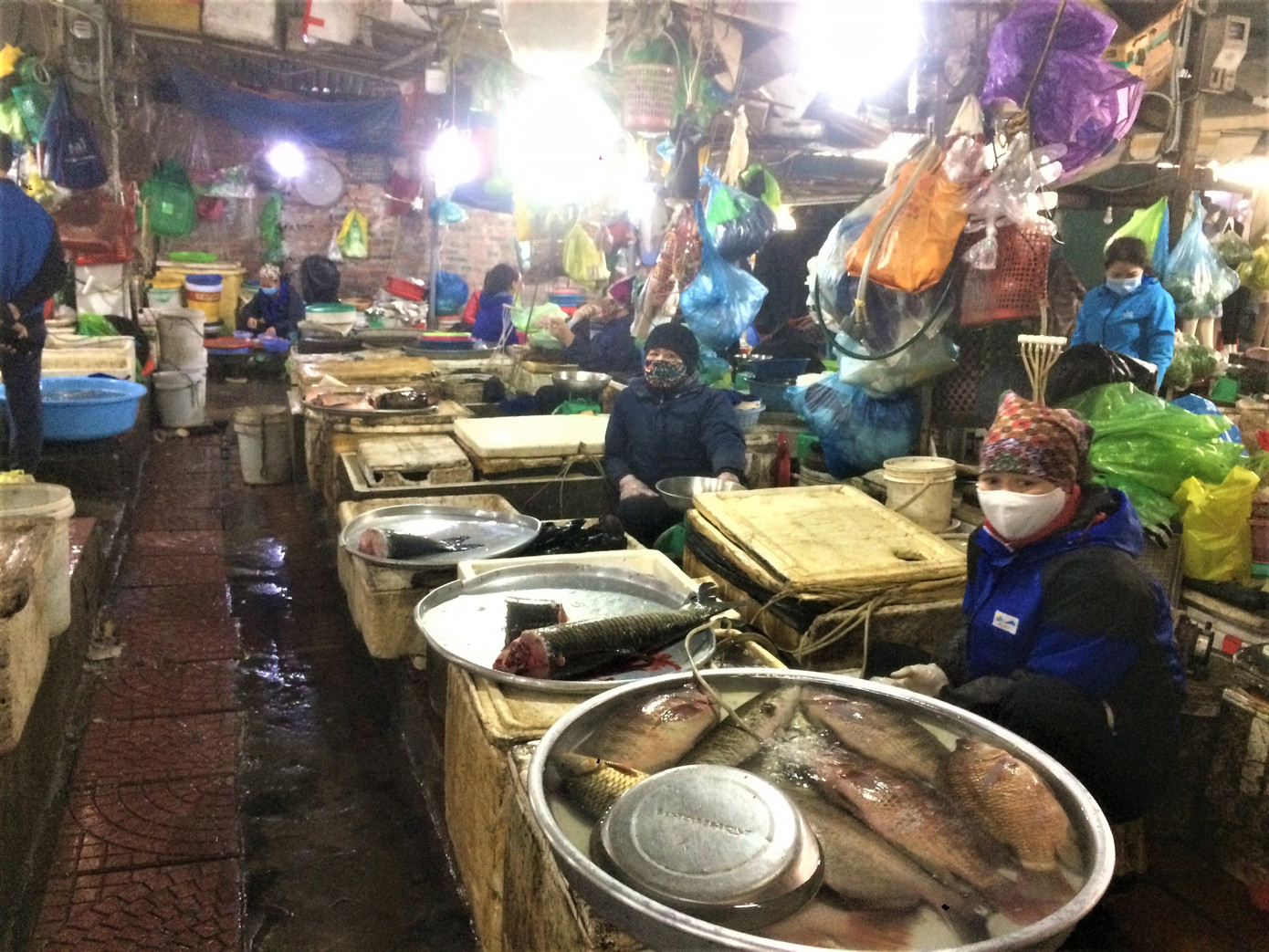 Đường phố Hạ Long 'vắng như chùa Bà Đanh' ảnh 7