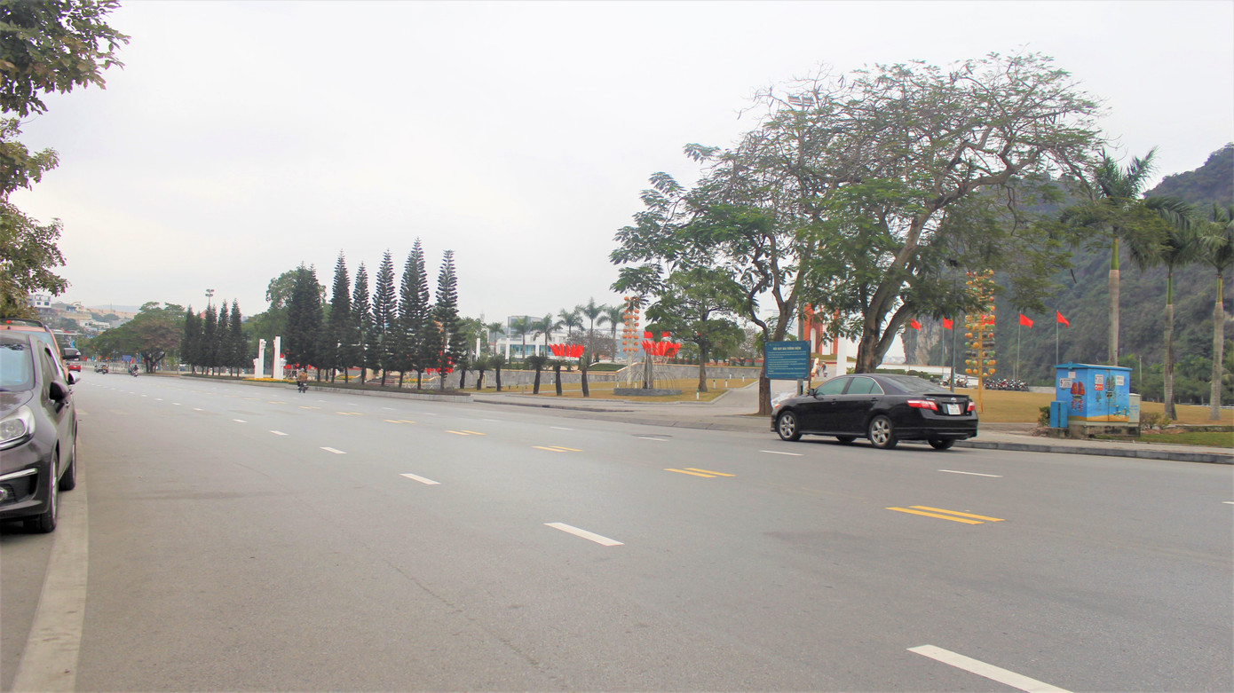 Đường phố Hạ Long 'vắng như chùa Bà Đanh' ảnh 1