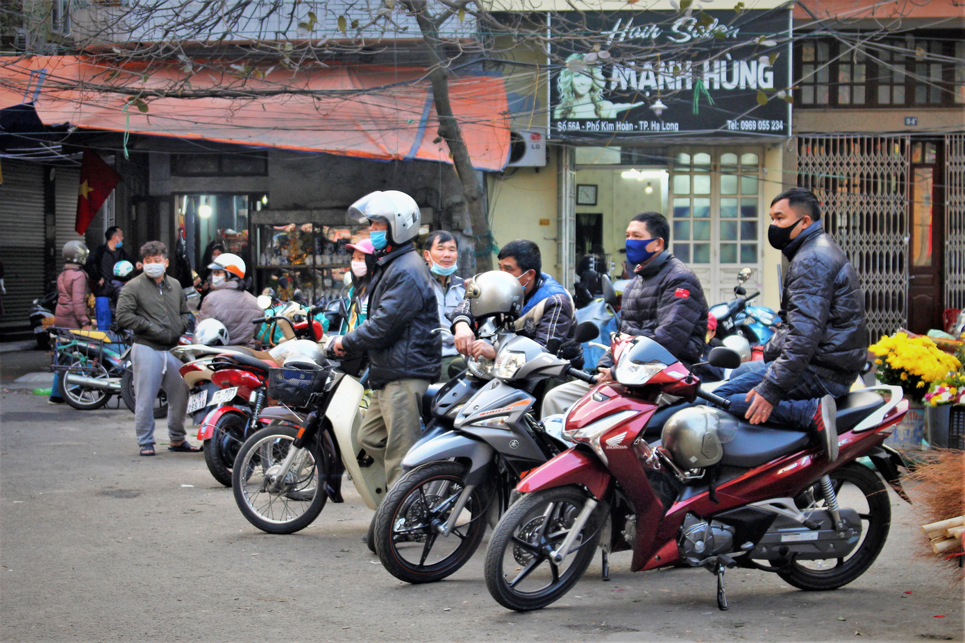 Đường phố Hạ Long 'vắng như chùa Bà Đanh' ảnh 8