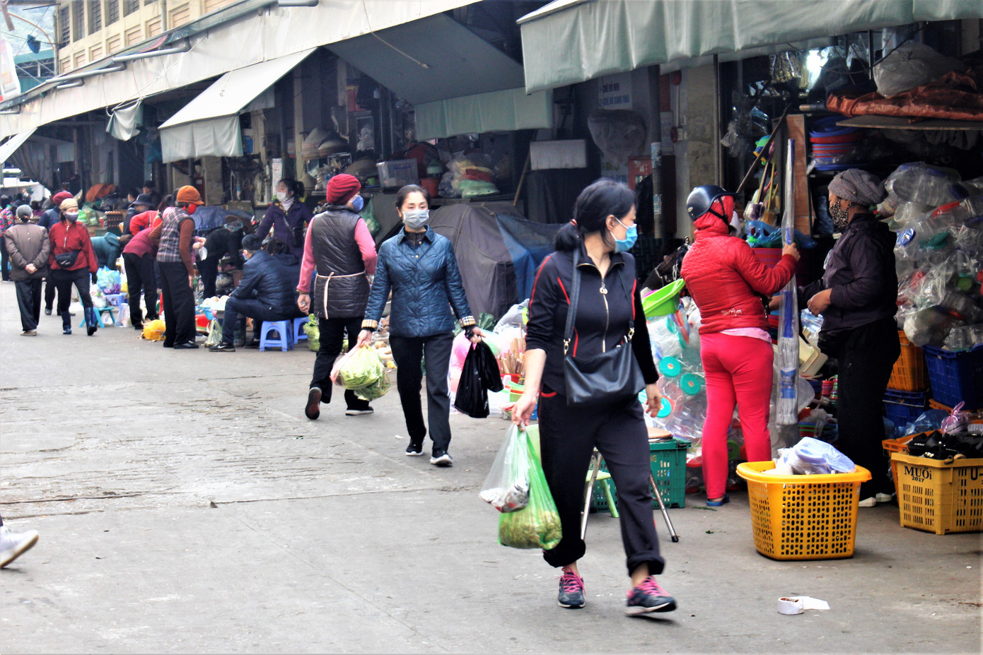 Đường phố Hạ Long 'vắng như chùa Bà Đanh' ảnh 9