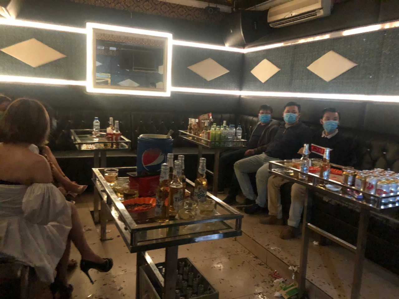 Hát karaoke chui giữa mùa dịch, khách và “tay vịn” cùng đi cách ly ảnh 2