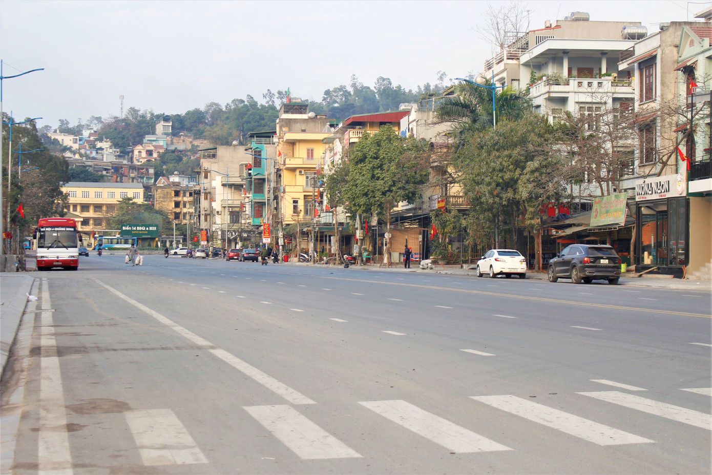 Đường phố Hạ Long 'vắng như chùa Bà Đanh' ảnh 2