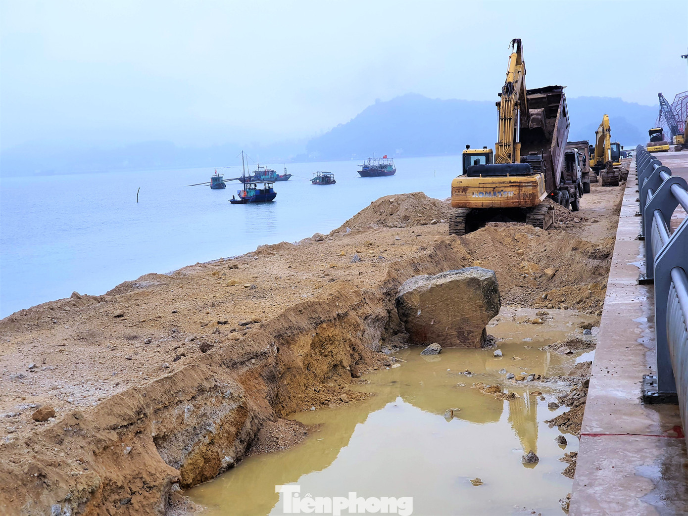 Vụ đổ đất lấn vịnh Bái Tử Long: Doanh nghiệp san gạt bãi bồi thành bãi tắm? ảnh 2