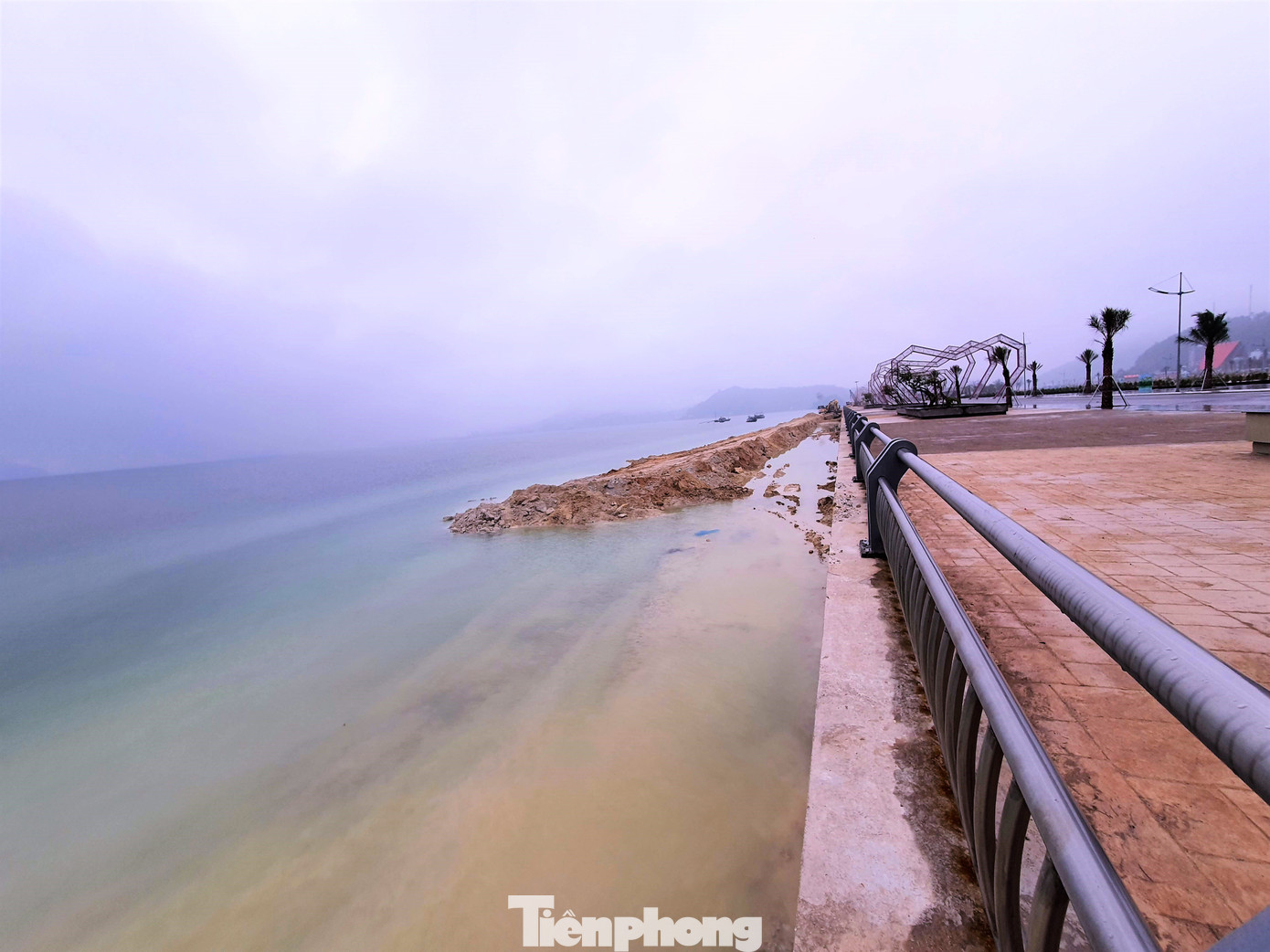 Vụ đổ đất lấn vịnh Bái Tử Long: Doanh nghiệp san gạt bãi bồi thành bãi tắm? ảnh 3