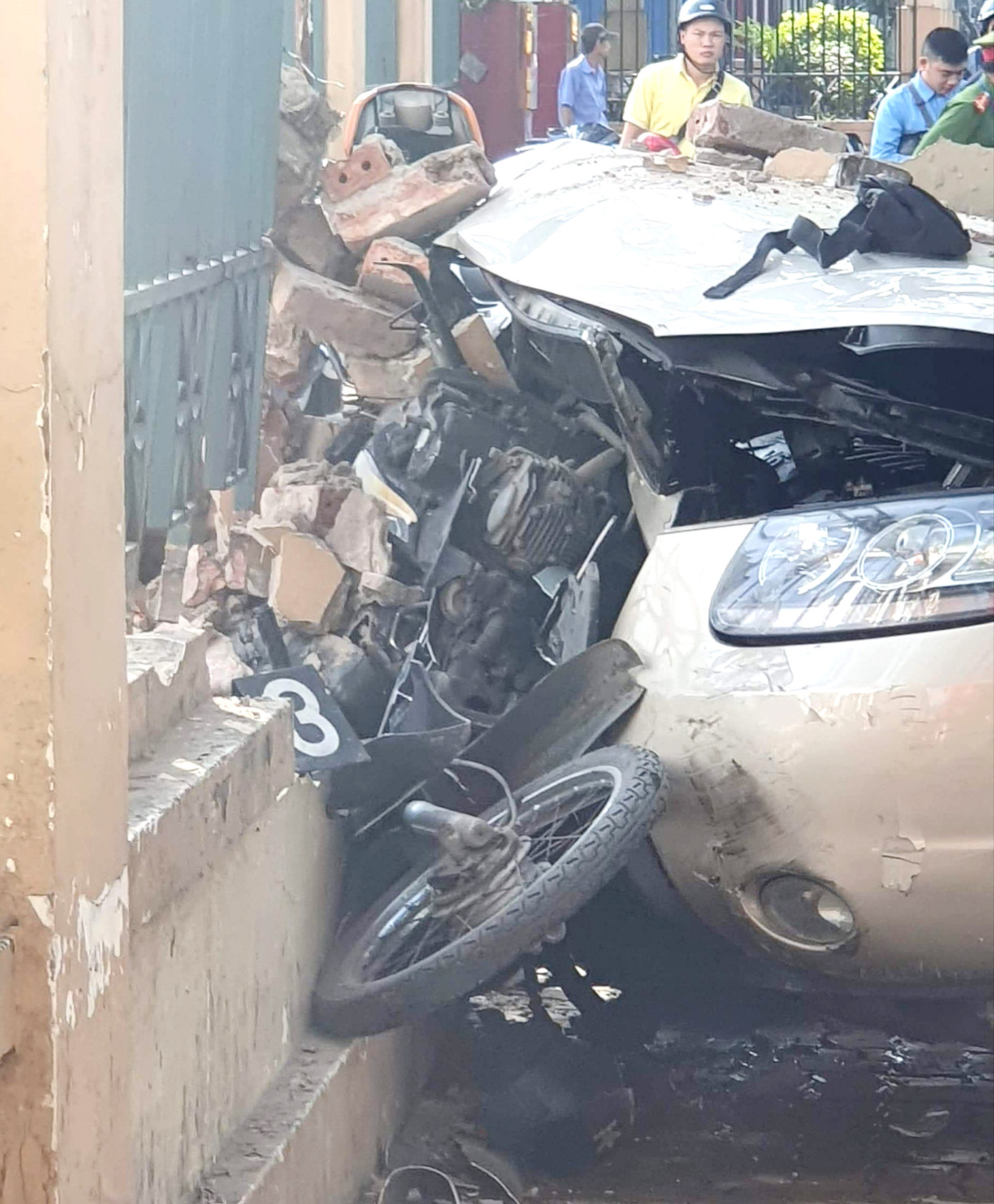 Xe ô tô 'điên' tông hàng loạt người bị thương ở Hải Phòng ảnh 2
