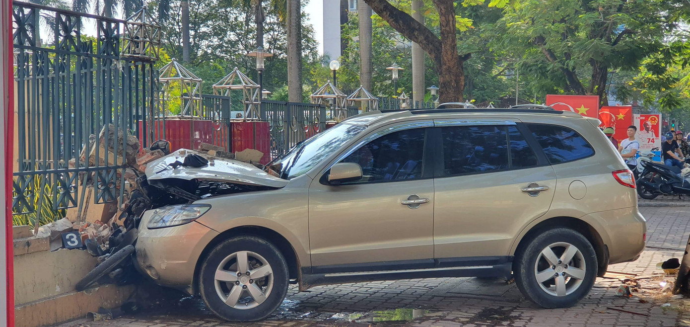 Xe ô tô 'điên' tông hàng loạt người bị thương ở Hải Phòng ảnh 1