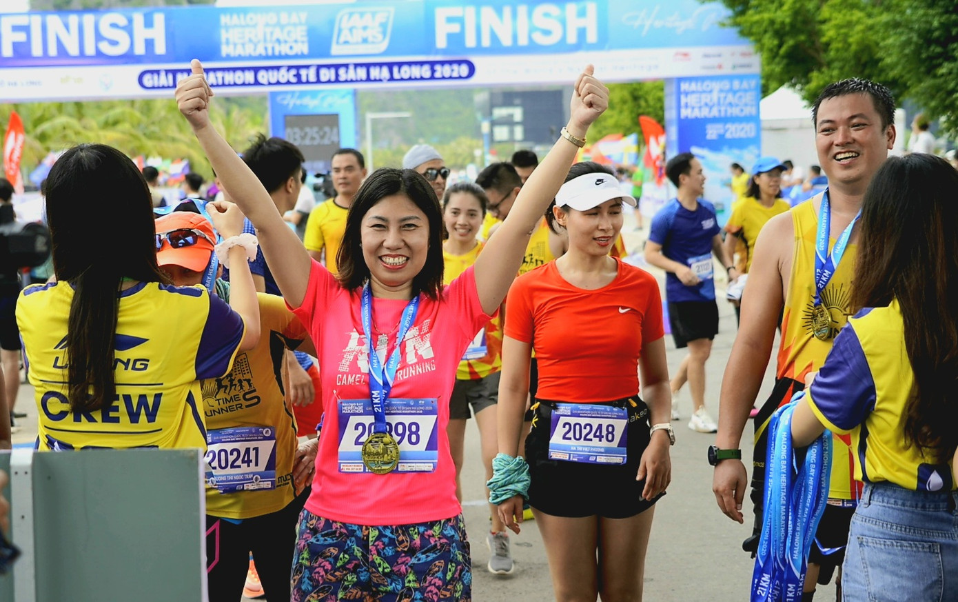 Hàng nghìn người chạy marathon trên bờ vịnh Hạ Long ảnh 10