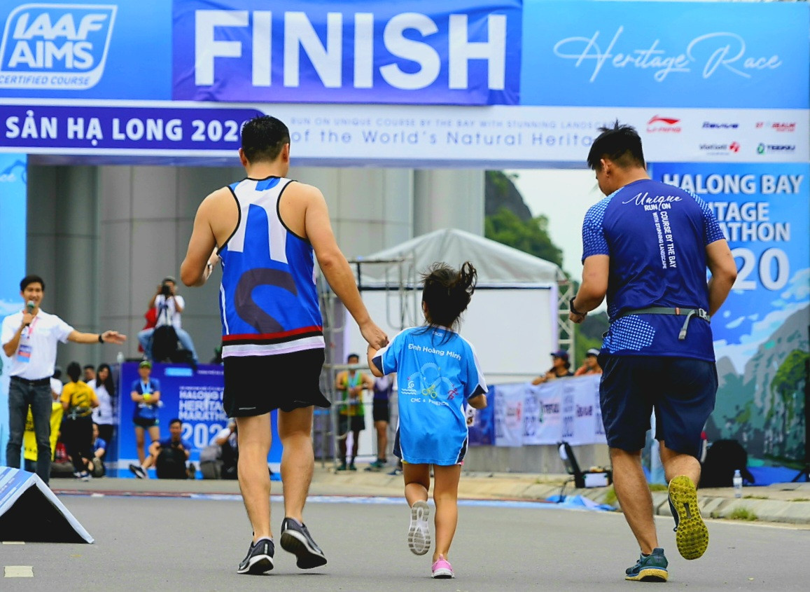 Hàng nghìn người chạy marathon trên bờ vịnh Hạ Long ảnh 4