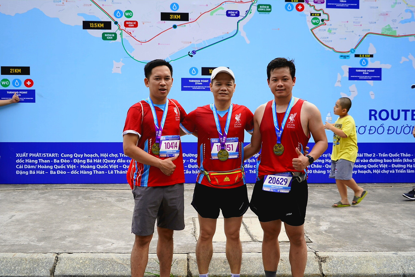 Hàng nghìn người chạy marathon trên bờ vịnh Hạ Long ảnh 9