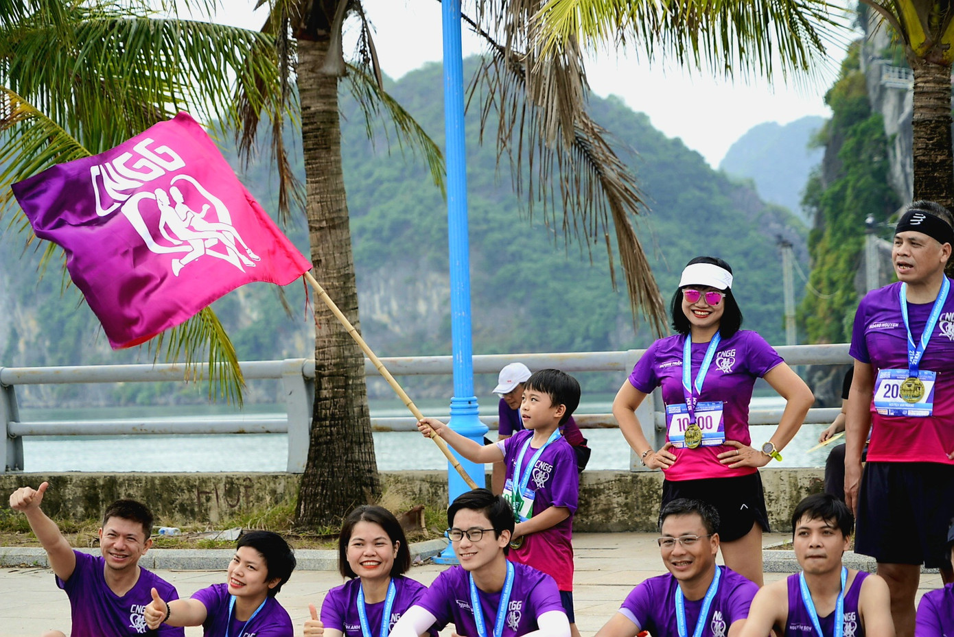 Hàng nghìn người chạy marathon trên bờ vịnh Hạ Long ảnh 1