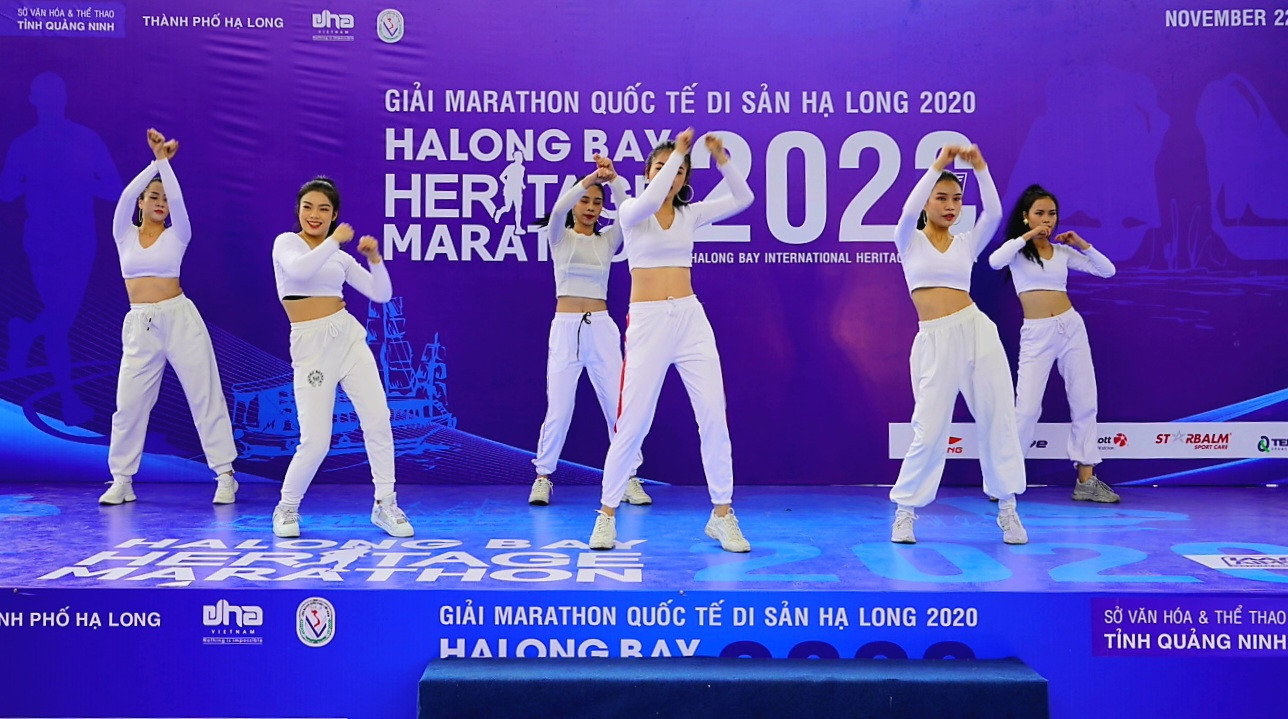 Hàng nghìn người chạy marathon trên bờ vịnh Hạ Long ảnh 7