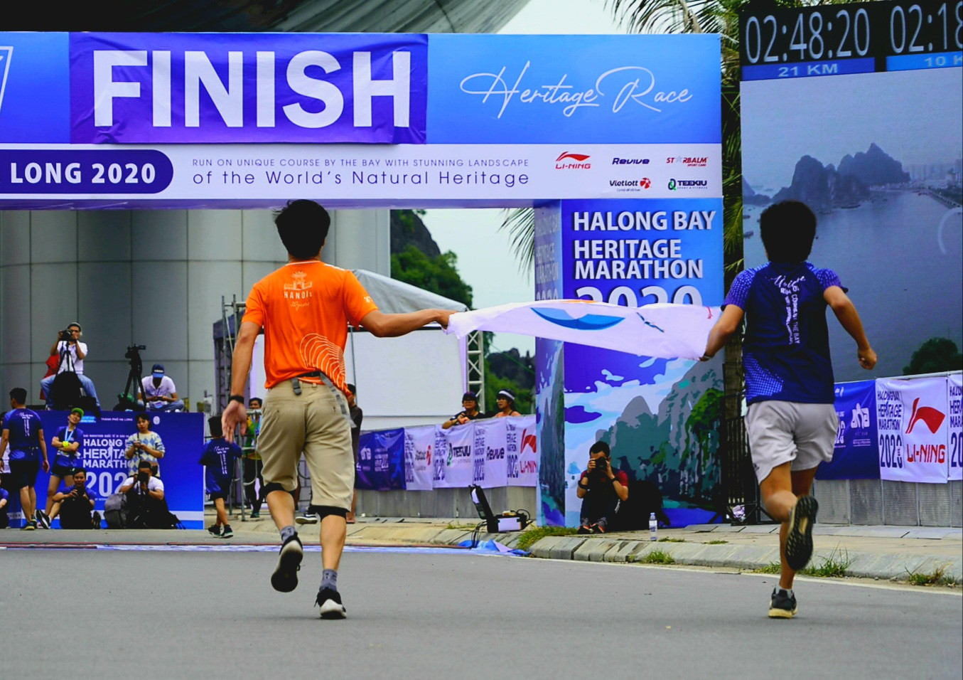 Hàng nghìn người chạy marathon trên bờ vịnh Hạ Long ảnh 3