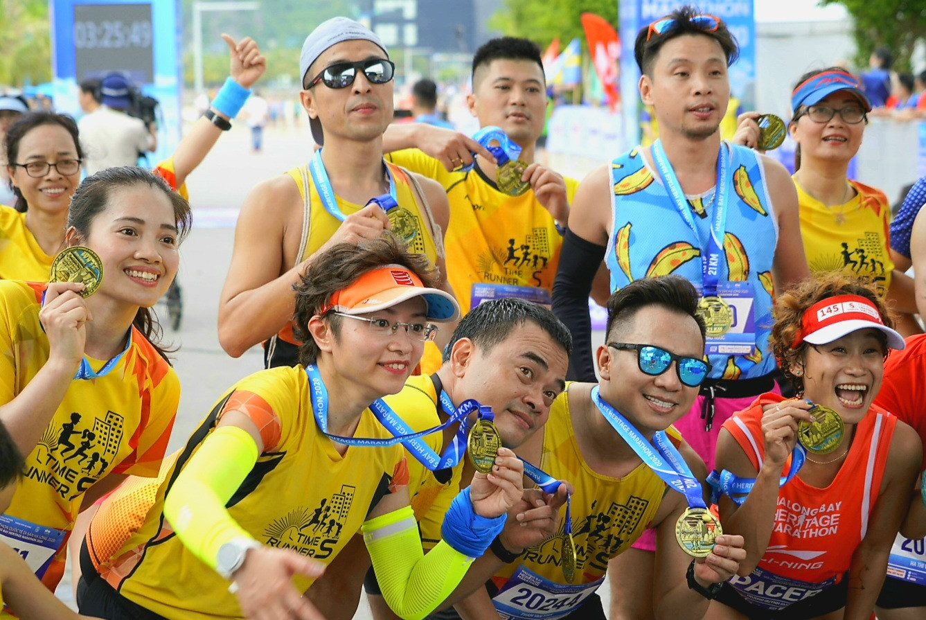 Hàng nghìn người chạy marathon trên bờ vịnh Hạ Long ảnh 11