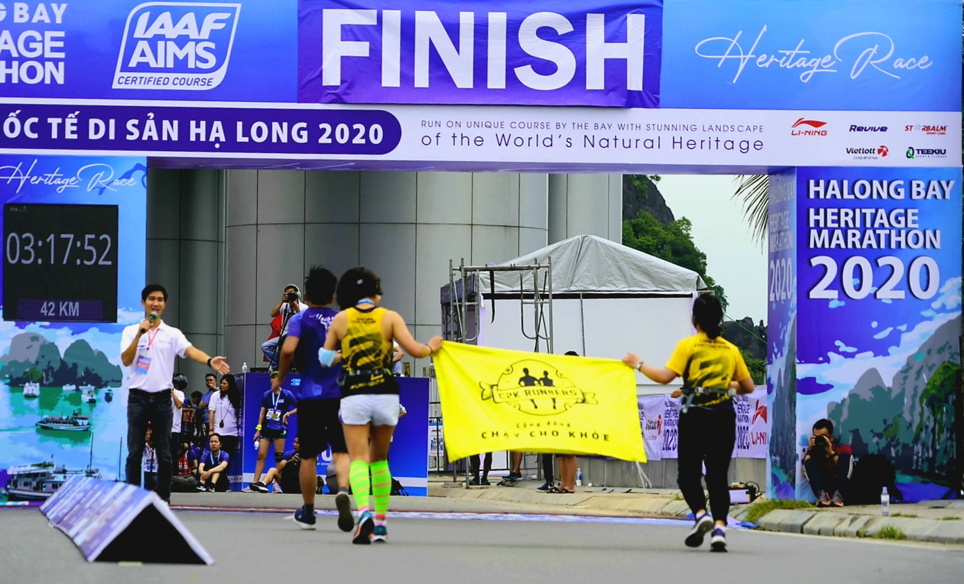 Hàng nghìn người chạy marathon trên bờ vịnh Hạ Long ảnh 12