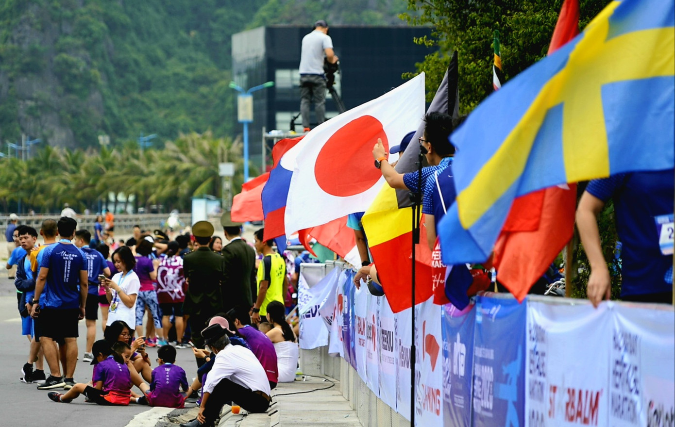 Hàng nghìn người chạy marathon trên bờ vịnh Hạ Long ảnh 5
