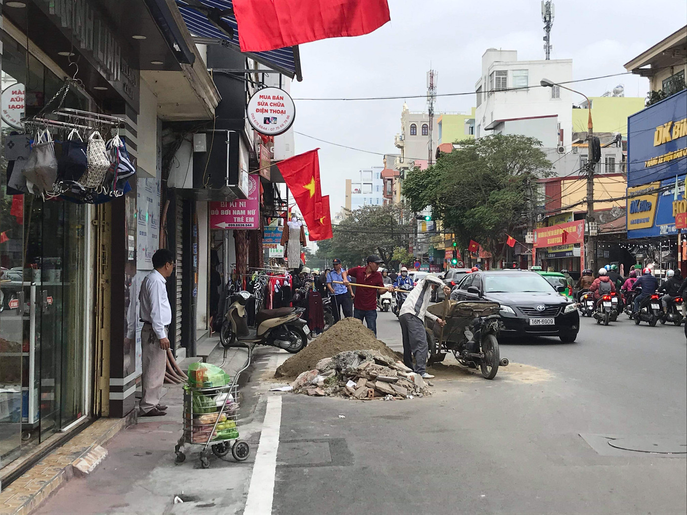 Hàng loạt Chủ tịch phường, quận của Hải Phòng bị phê bình vì vỉa hè bị lấn chiếm ảnh 2