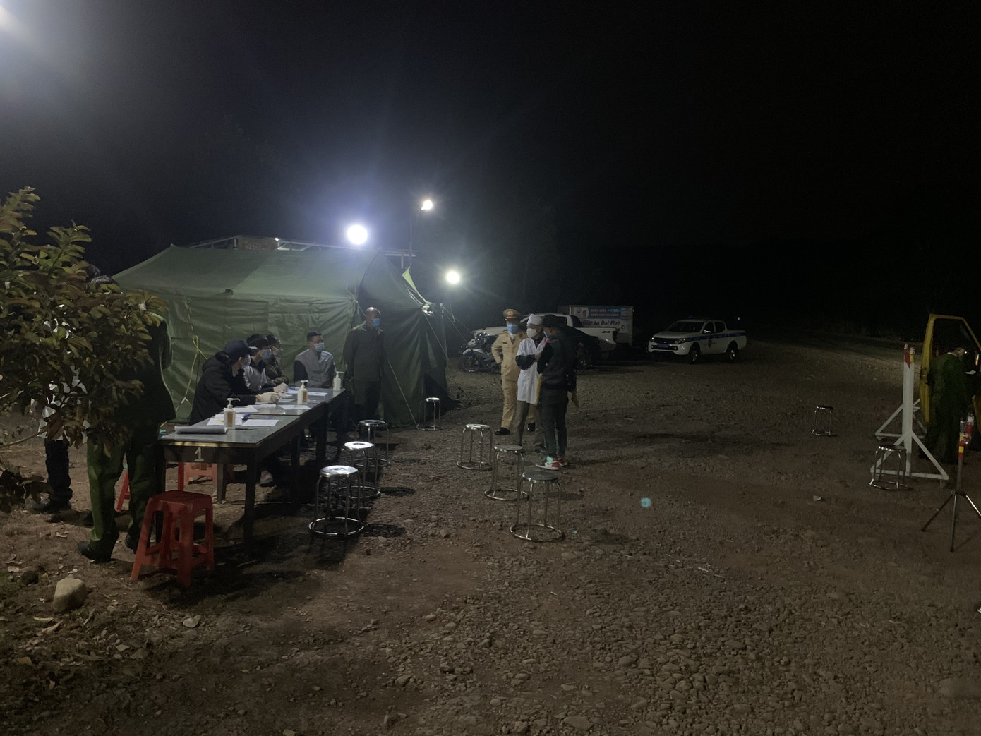 Quảng Ninh trắng đêm căng mình chống dịch ảnh 6