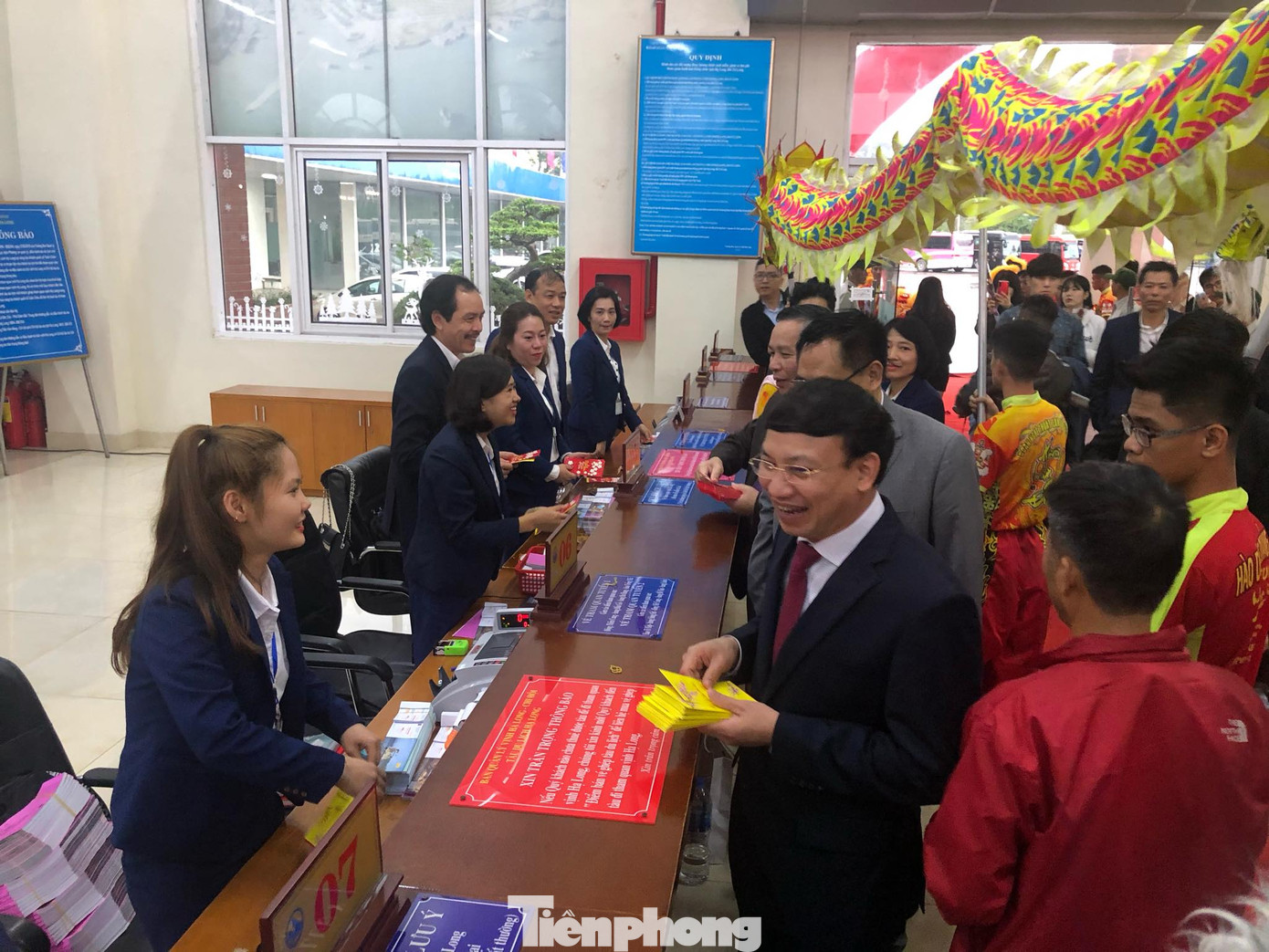 Bí thư Tỉnh ủy Quảng Ninh đích thân lì xì đoàn khách xông đất vịnh Hạ Long ảnh 4