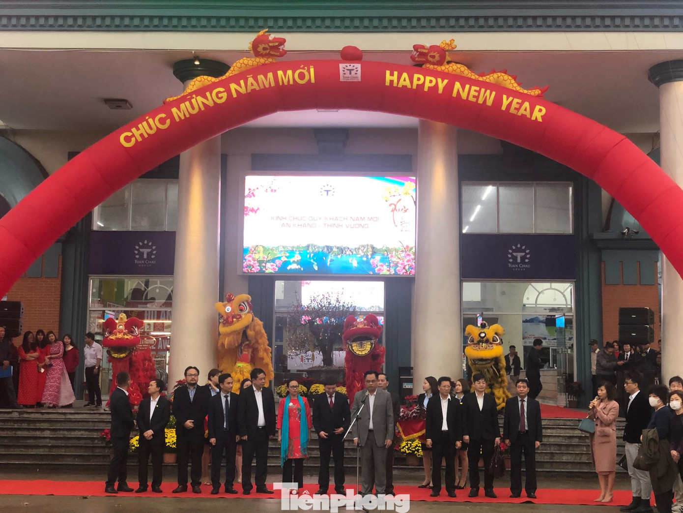 Bí thư Tỉnh ủy Quảng Ninh đích thân lì xì đoàn khách xông đất vịnh Hạ Long ảnh 2