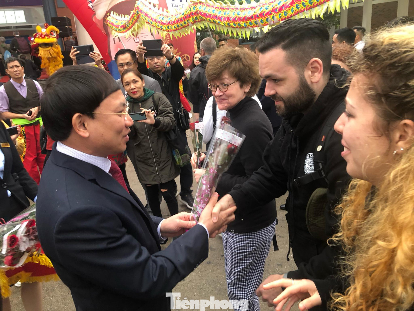 Bí thư Tỉnh ủy Quảng Ninh đích thân lì xì đoàn khách xông đất vịnh Hạ Long ảnh 1